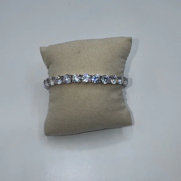 18k Tennis Bracelet - Picture 8 of 11